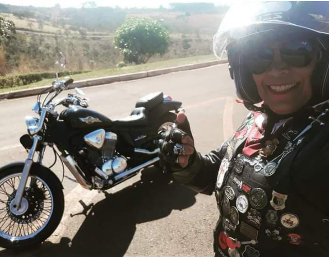 Em moto tunada, motogirl que 'sofre' nas ruas avisa: 'Dê a seta, não gasta  gasolina!