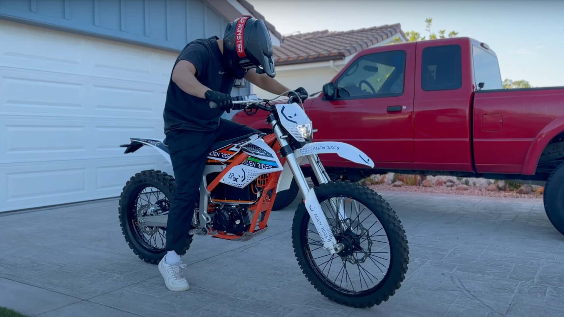 Moto X Electric Dirtbike da Alien Rides Diversão On e Offroad The