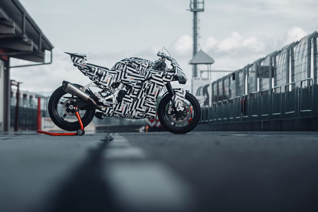 KTM Revela a Nova 990 RC R