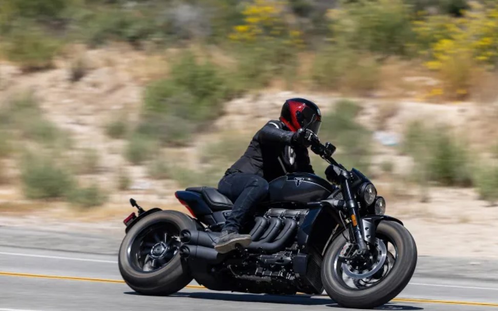 Ducati Diavel V4 2024 vs Triumph Rocket 3 Storm R