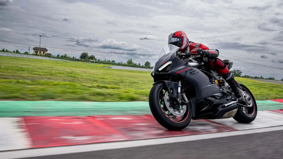 Ducati Trabalha em Moto Esportiva V-Twin Acessível: O Que Esperar?