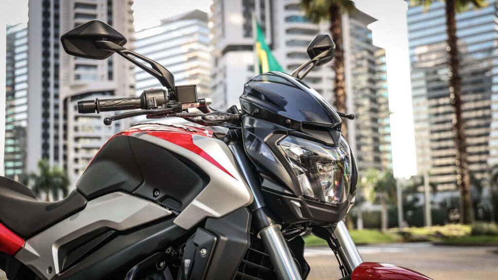 Moto Barata Bajaj Dominar 250