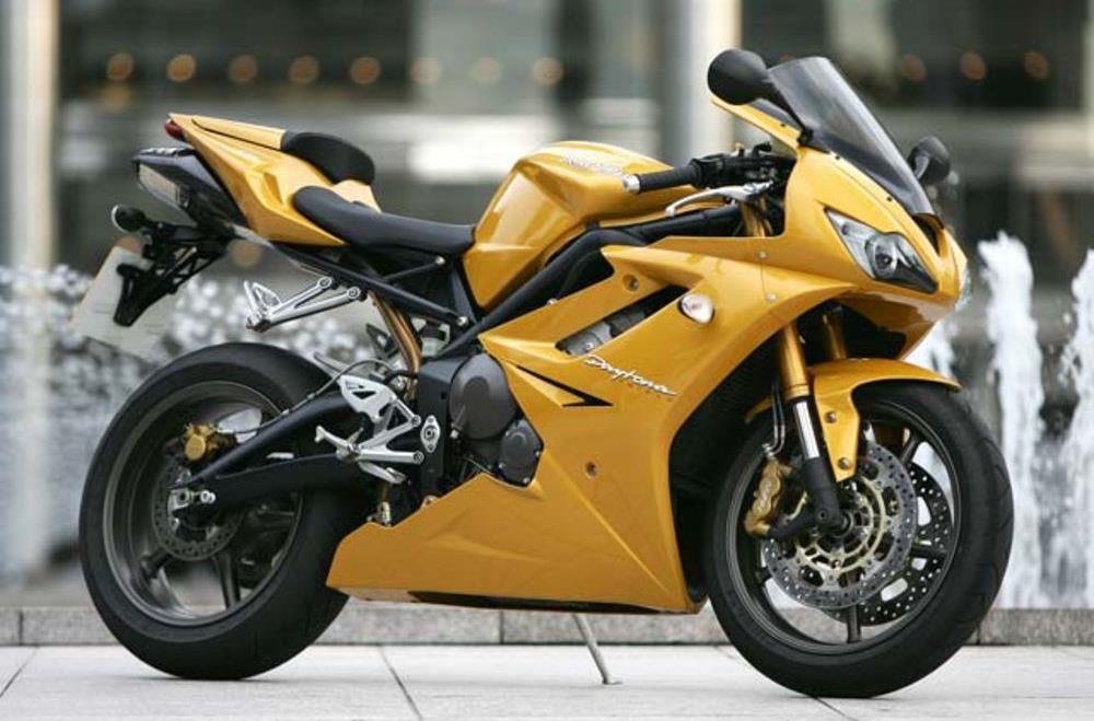  Nova Triumph Daytona 660