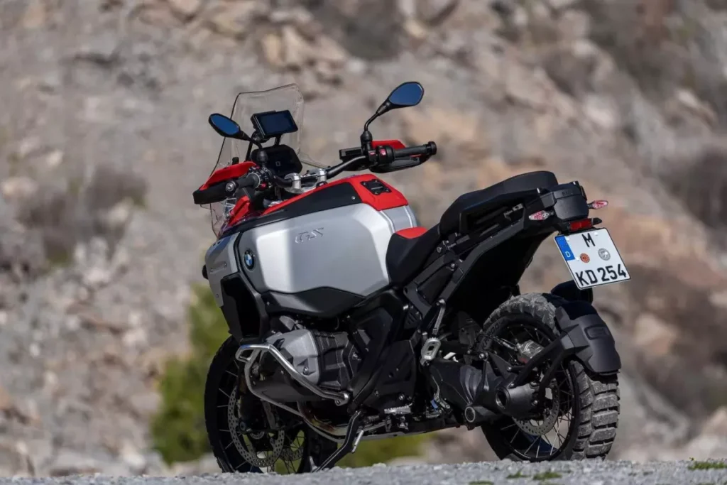 A BMW R 1300 GS Adventure 2025 chega com design novo, motor mais potente e tecnologia de ponta. Descubra tudo sobre a nova referência em turismo e aventura.