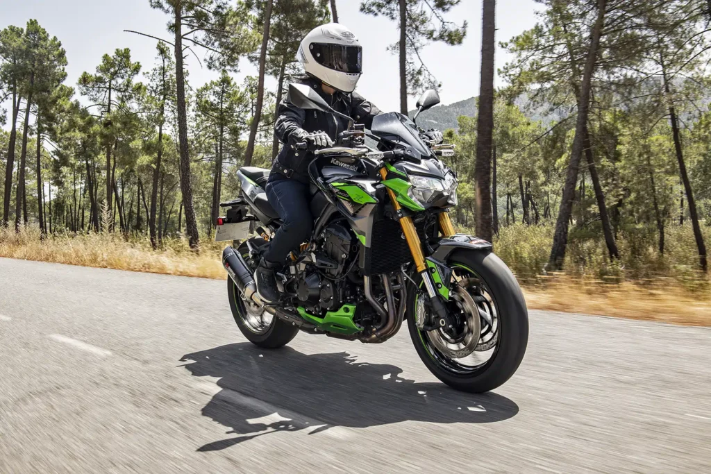 Yamaha MT-09 vs Kawasaki Z900 SE