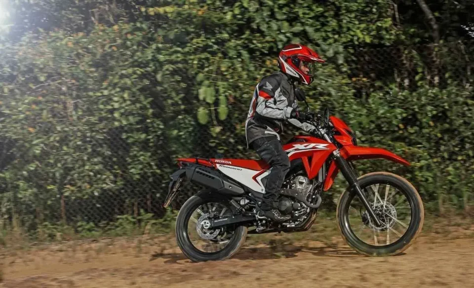 amaha Lander 250 vs. Honda Tornado 300 e Sahara 300: Qual é a Melhor Compra?