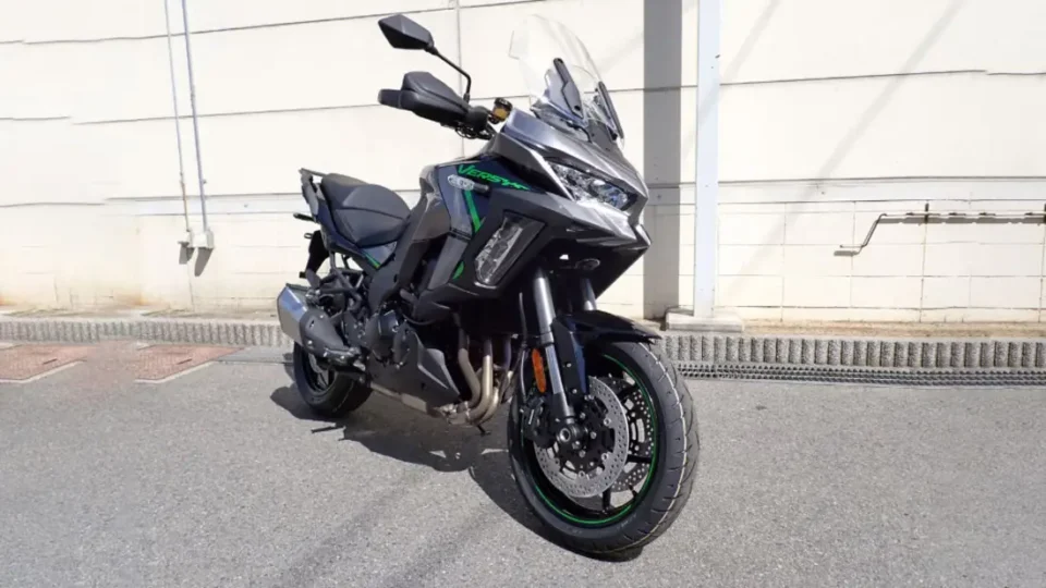 Veja a foto real da Kawasaki Versys 1100 2025 traz um motor mais potente e novas tecnologias, mas mantém o design icônico. Confira o que muda!