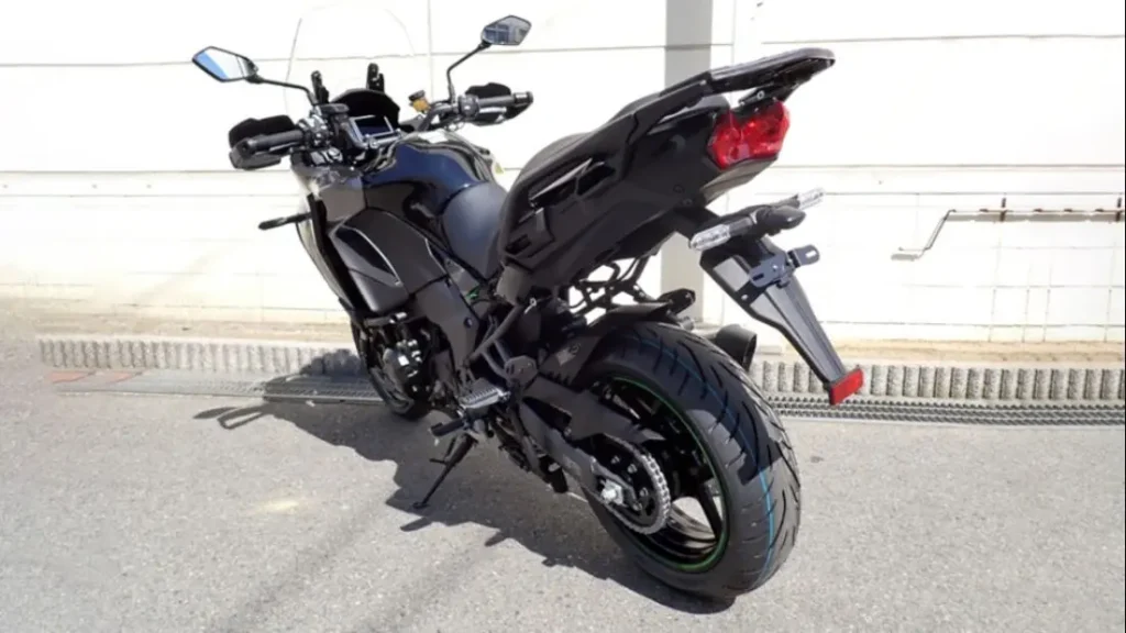 Veja a foto real da Kawasaki Versys 1100 2025 traz um motor mais potente e novas tecnologias, mas mantém o design icônico. Confira o que muda!