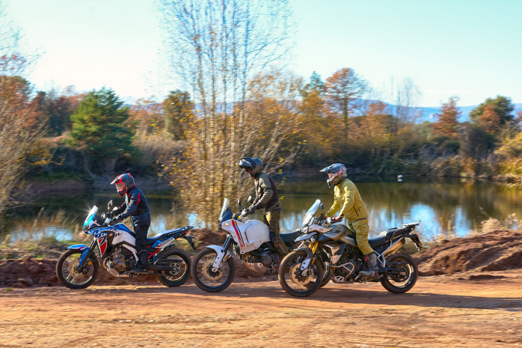 Ducati DesertX, a Honda CRF1100L Africa Twin e a Triumph Tiger 900 Rally Pro