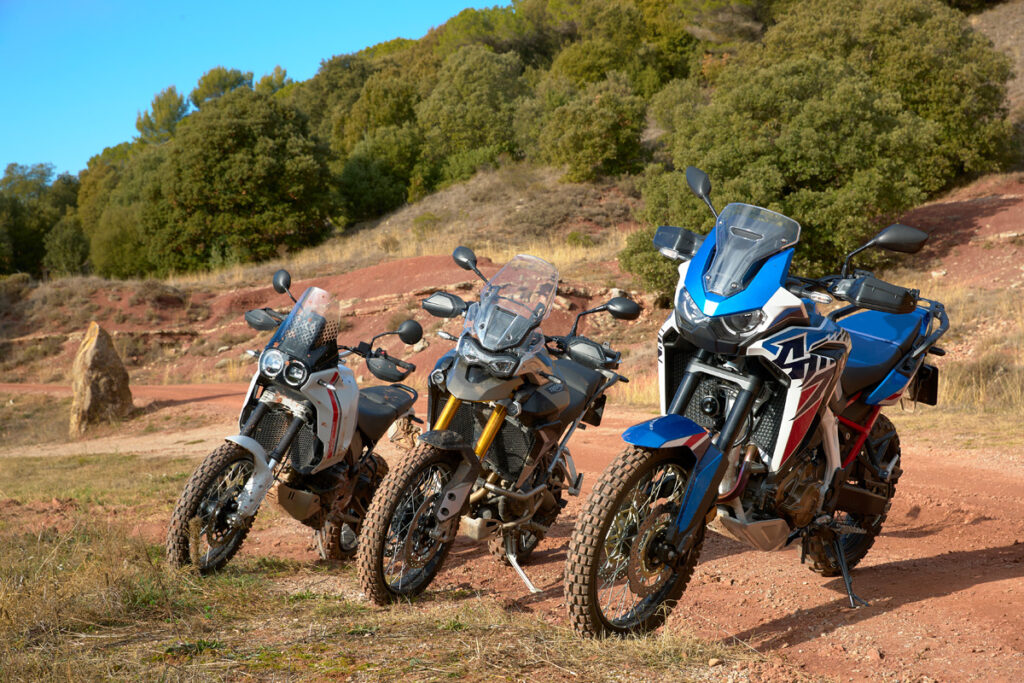 Ducati DesertX, a Honda CRF1100L Africa Twin e a Triumph Tiger 900 Rally Pro