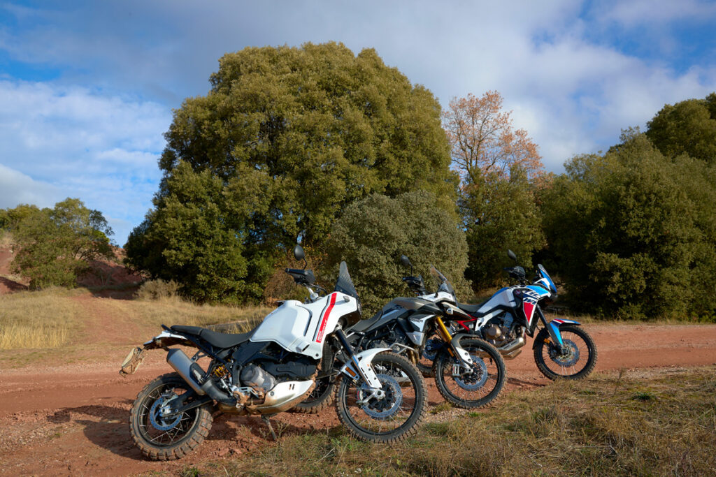 Ducati DesertX, a Honda CRF1100L Africa Twin e a Triumph Tiger 900 Rally Pro