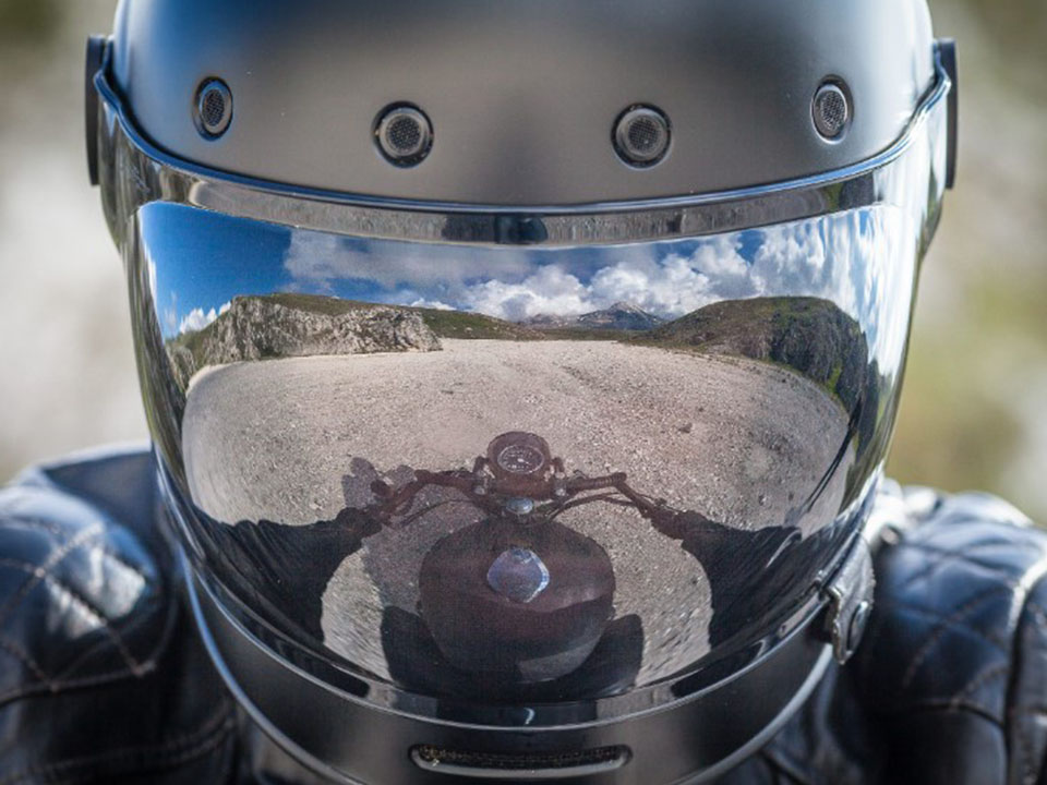 viseira levantada ao andar de moto