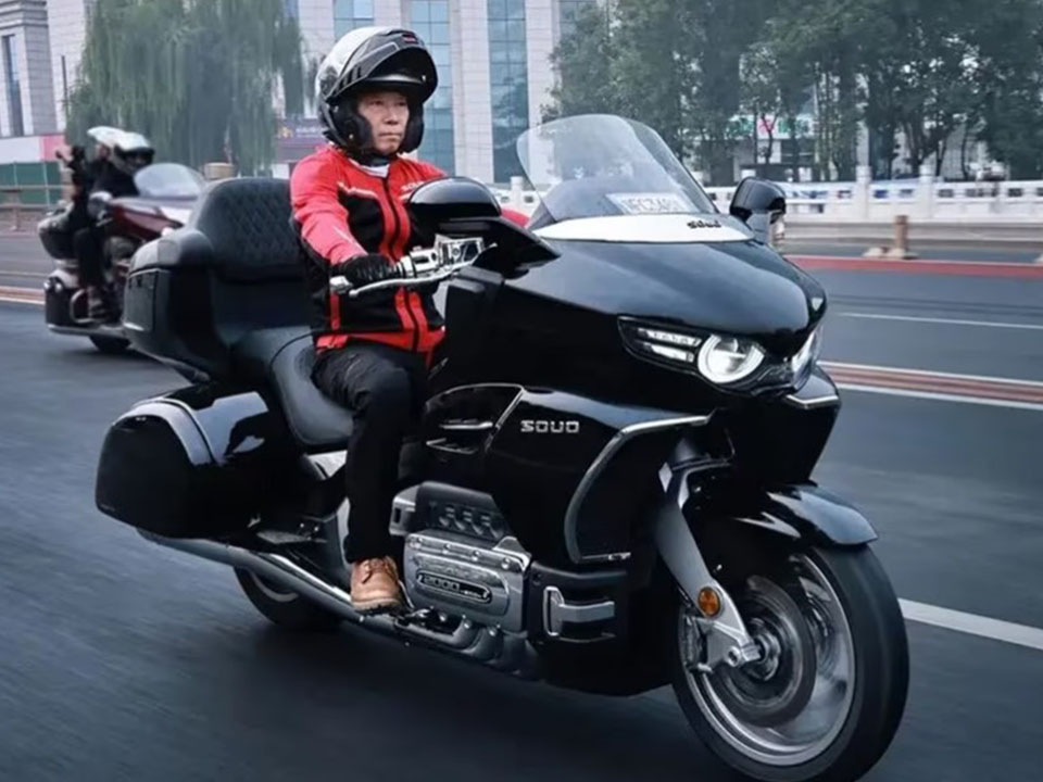 A Maior e Mais Cara Motocicleta da China: O Souo S 2000