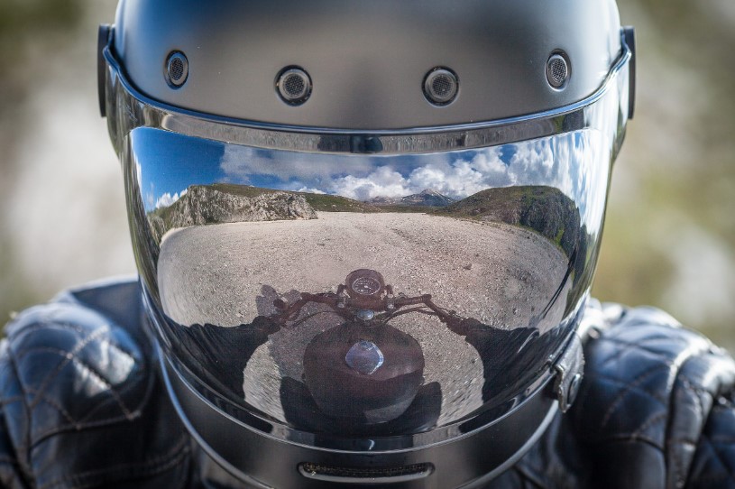  viseira levantada ao andar de moto