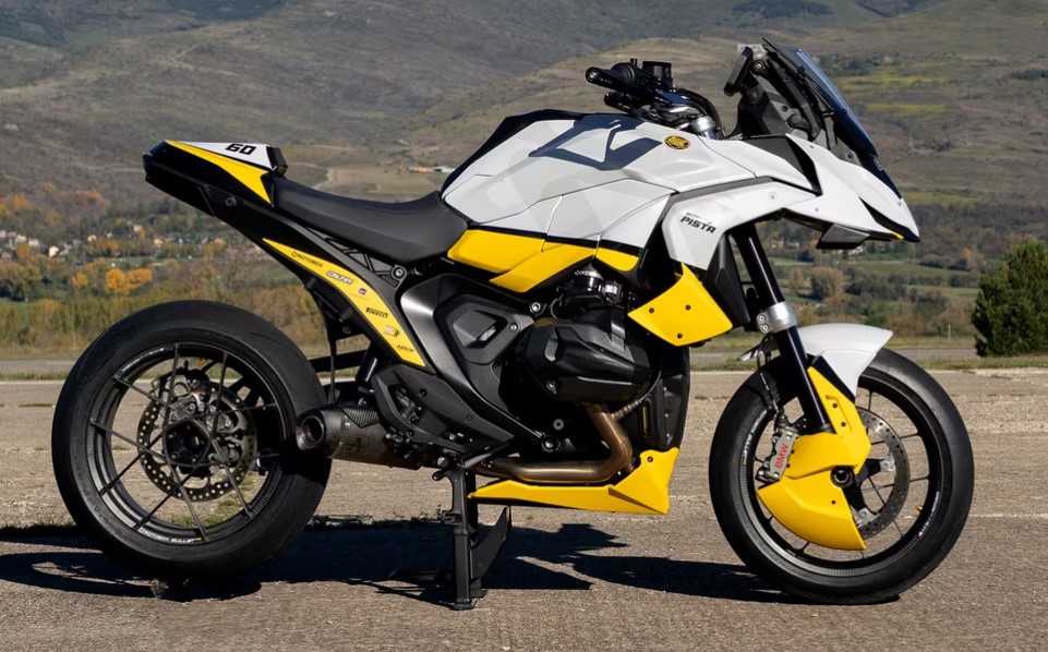 BMW R 1300 GS Pista by Puig