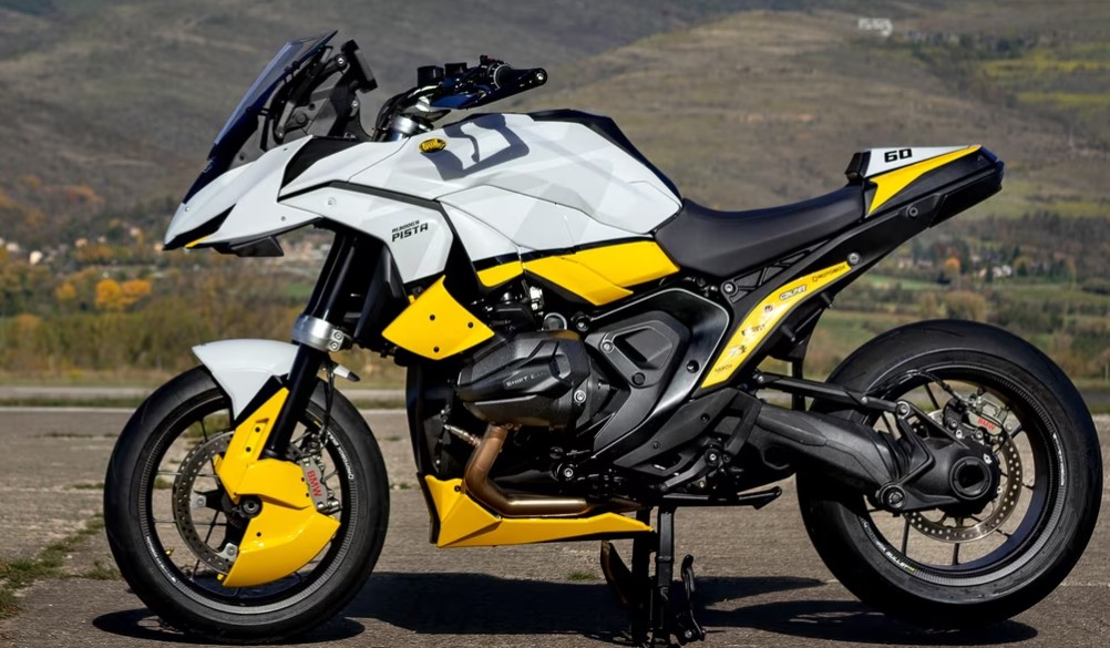 BMW R 1300 GS Pista by Puig