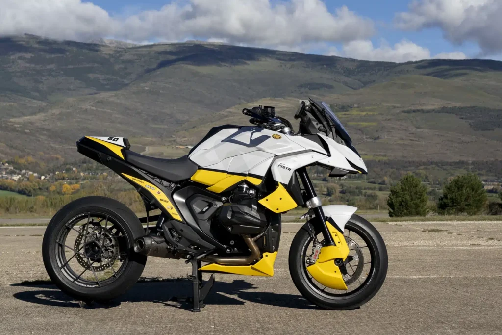 BMW R1300GS Pista by Puig