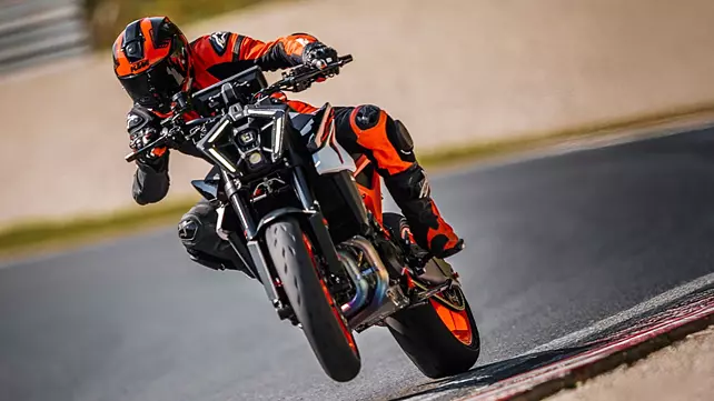 KTM 990 Duke R revelada!