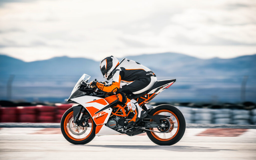 Yamaha R15 ABS 2025 ou KTM RC 200