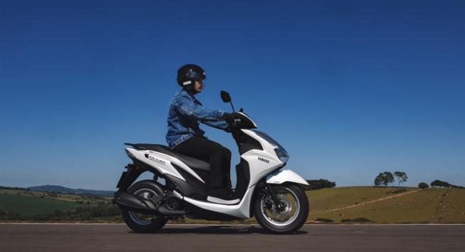 Yamaha Fluo ABS Hybrid Connected 2025